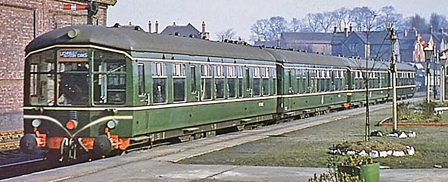 Bachmann OO 32515 Derby Lightweight 2 Car DMU with Yellow Warning Panel